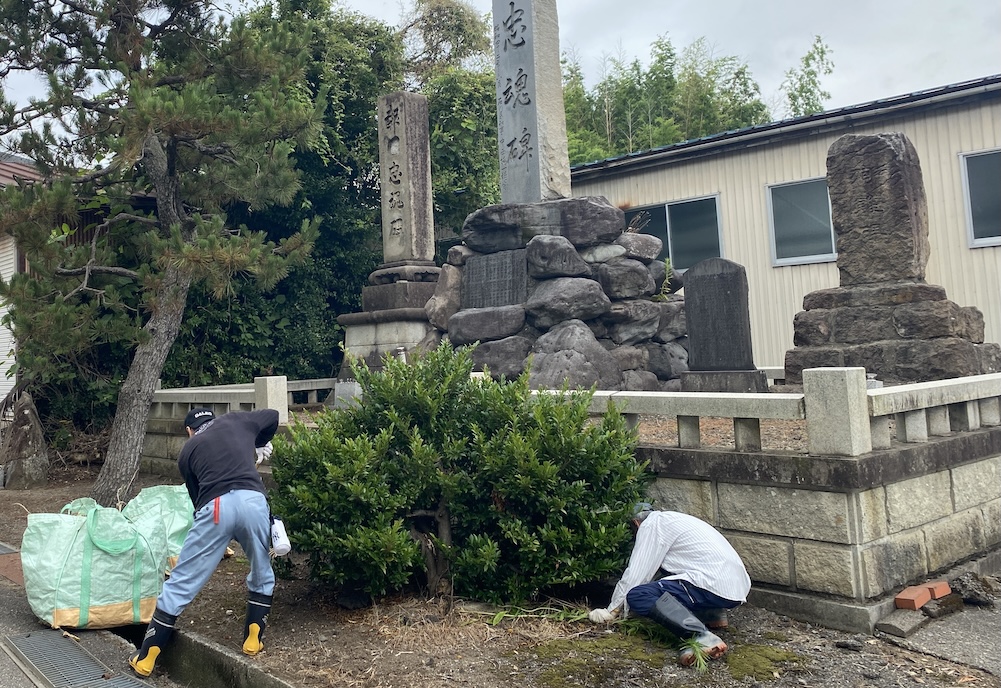 忠魂碑、符津町墓地清掃作業